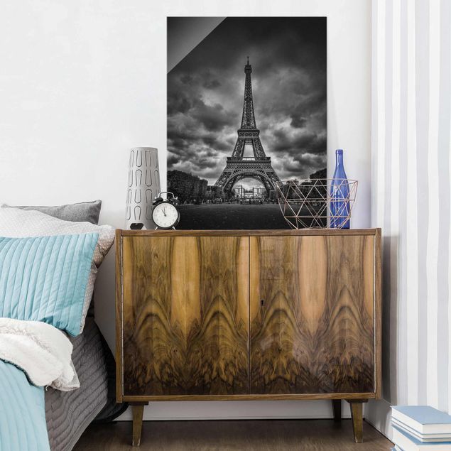 Quadri in vetro con architettura e skylines Torre Eiffel davanti alle nuvole in bianco e nero