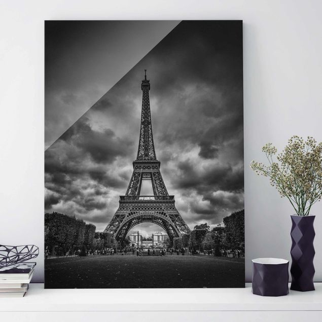 Quadri in vetro Parigi Torre Eiffel davanti alle nuvole in bianco e nero
