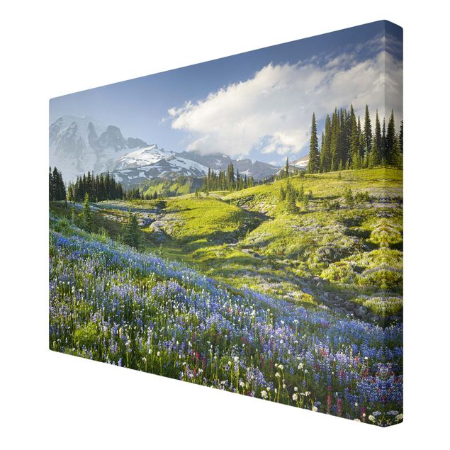 Quadro moderno Prato di montagna con fiori blu davanti al monte Rainier