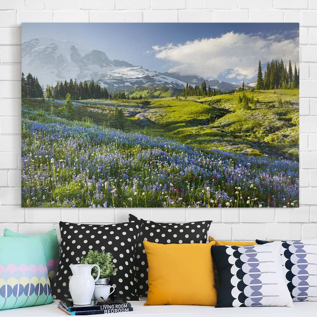 Quadri su tela con montagne Prato di montagna con fiori blu davanti al monte Rainier