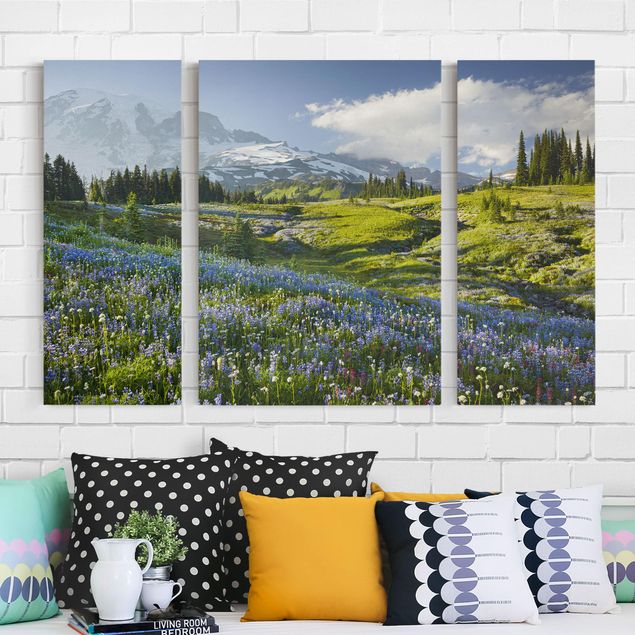 Quadri su tela con montagne Prato di montagna con fiori blu davanti al monte Rainier