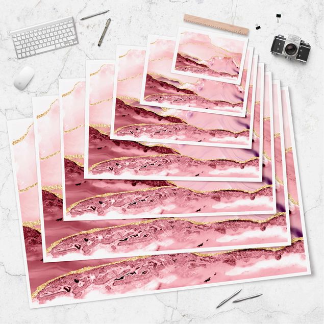 Poster Montagne astratte rosa con linee dorate
