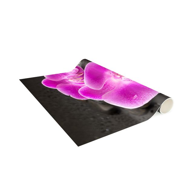 tappeti mandala Fiore di orchidea rosa su pietra con gocce