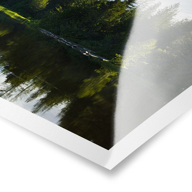 Poster paesaggi naturali Vulcano con riflesso d'acqua