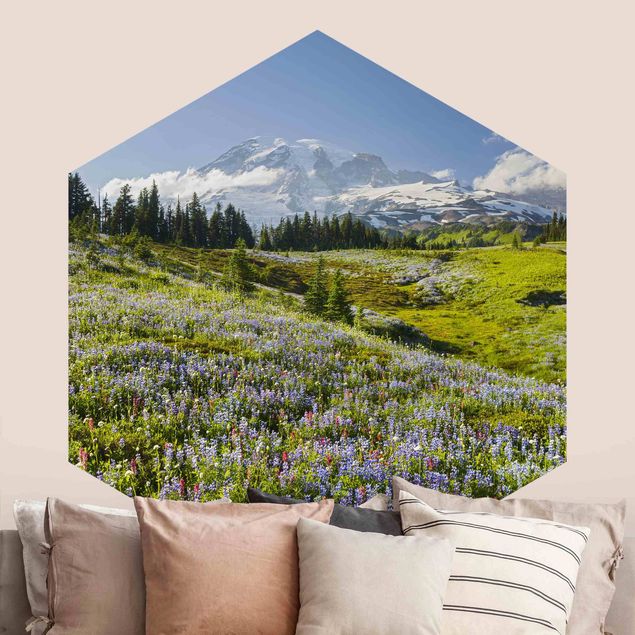 Carte da parati foresta Prato di montagna con fiori rossi davanti al Monte Rainier