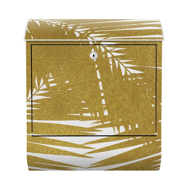 Cassette della posta con paesaggio Vista attraverso le foglie di palma dorate