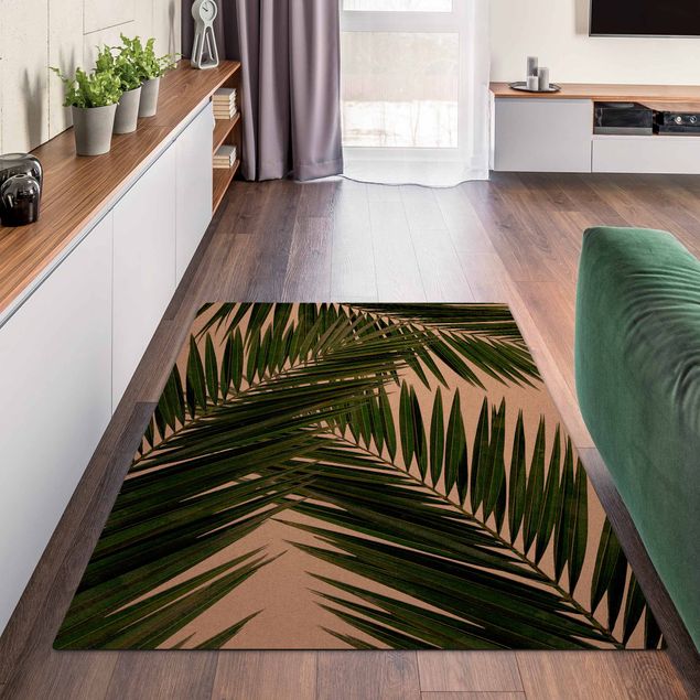 tappeto verde Vista attraverso le foglie di palma verde