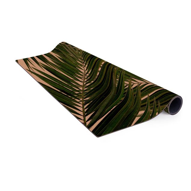tappeti sala da pranzo Vista attraverso le foglie di palma verde