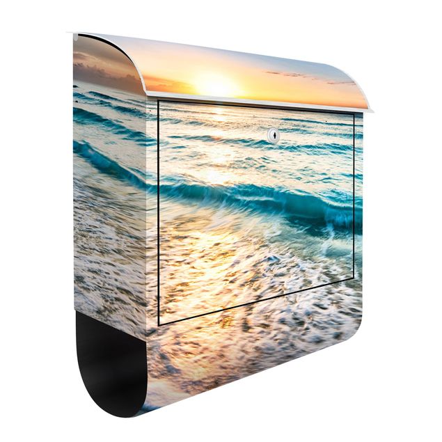 Cassette della posta con paesaggio Tramonto in spiaggia