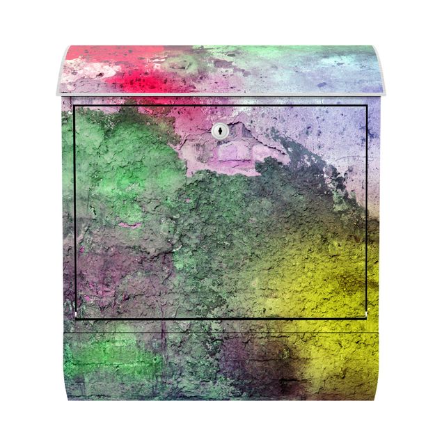 Cassette della posta multicolore Muro di mattoni vecchi spruzzato a colori