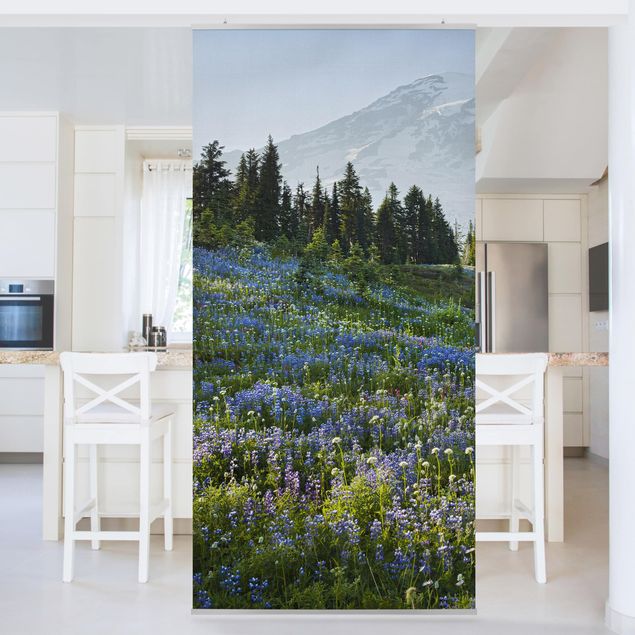 Quadri Rainer Mirau Prato di montagna con fiori blu davanti al monte Rainier