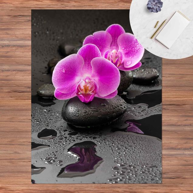 tappeto moderno Fiore di orchidea rosa su pietra con gocce