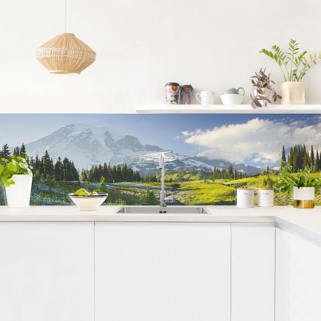 Rivestimenti per cucina con paesaggio Prato di montagna con fiori blu davanti al monte Rainier