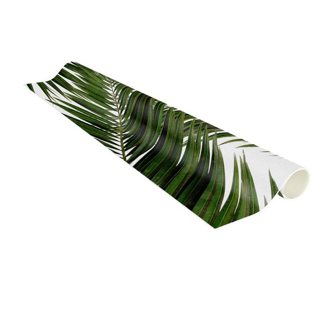 tappeto verde per esterno Vista attraverso le foglie di palma verde
