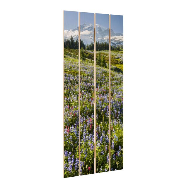 Quadri in legno Prato di montagna con fiori rossi davanti al Monte Rainier