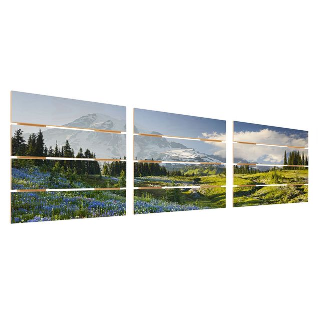 Stampe su legno Prato di montagna con fiori blu davanti al monte Rainier