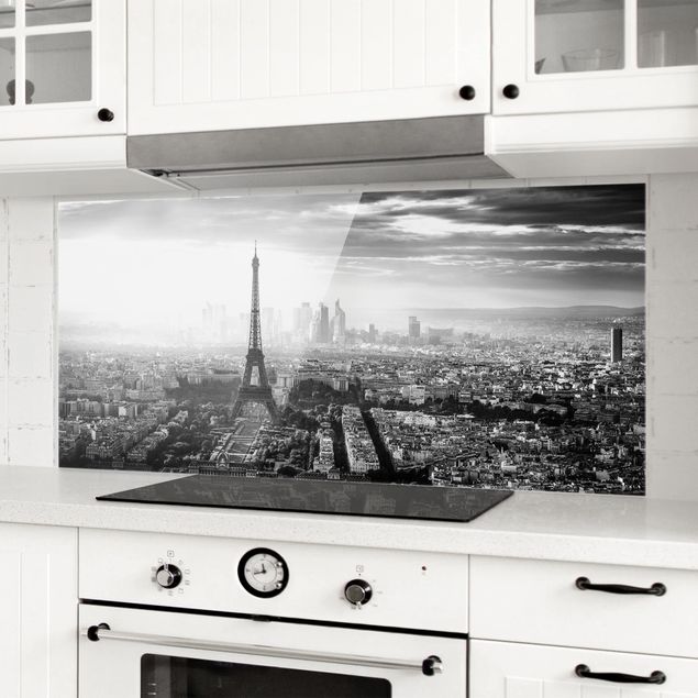 Paraschizzi con architettura e skylines La Torre Eiffel dall'alto in bianco e nero
