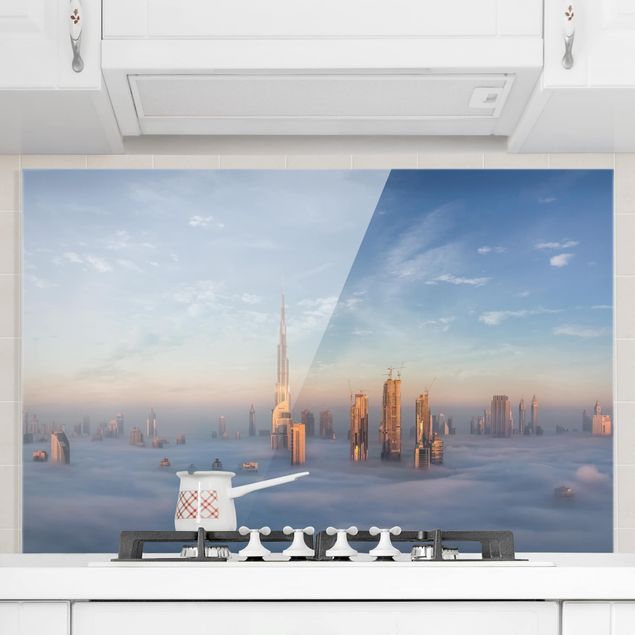 Paraschizzi con architettura e skylines Dubai sopra le nuvole