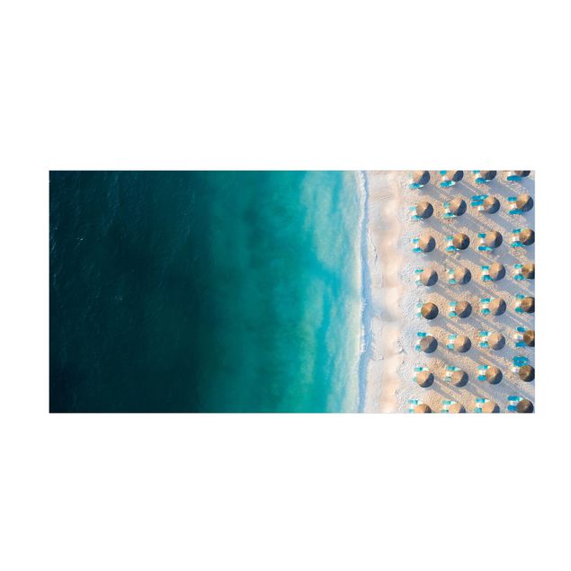 tappeti crema Spiaggia di sabbia bianca con ombrelloni di paglia