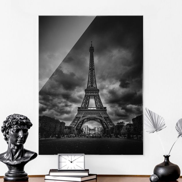 Quadri in vetro Parigi Torre Eiffel davanti alle nuvole in bianco e nero