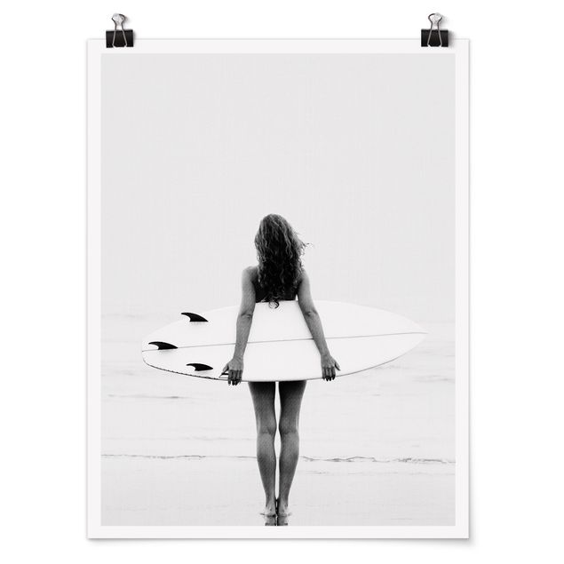 Poster con spiaggia Ragazza surfista rilassata con tavola
