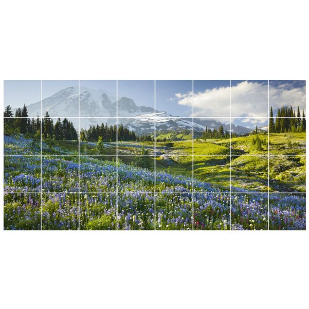 Adesivi per piastrelle con paesaggio Prato di montagna con fiori blu davanti al monte Rainier