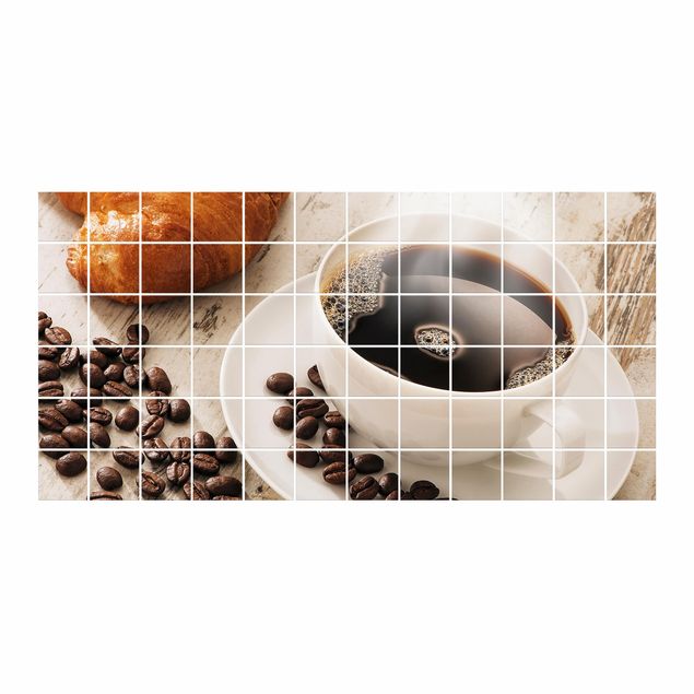 Adesivo per piastrelle - Steaming coffee cup with coffee beans Formato orizzontale