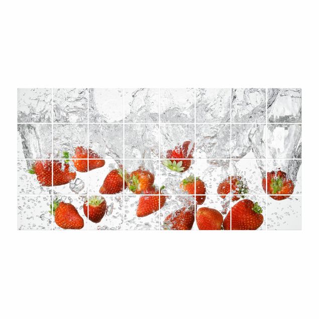 Adesivo per piastrelle - Fresh strawberries in water Formato orizzontale