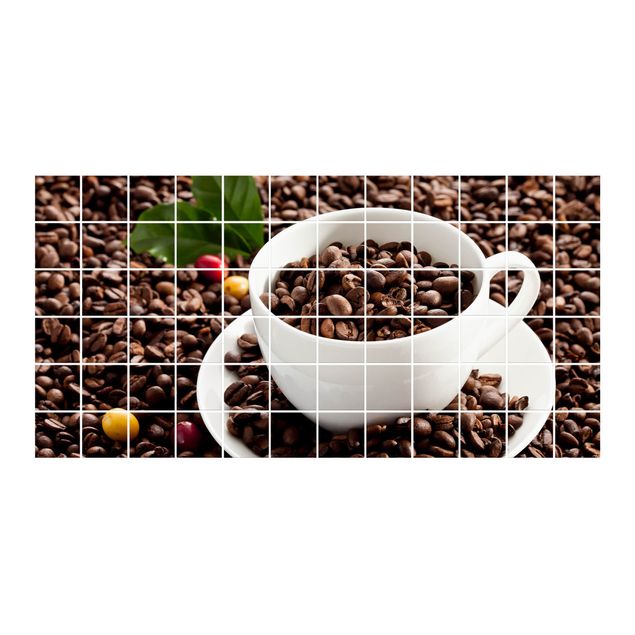 Sticker piastrelle Tazza da caffè con chicchi di caffè tostati
