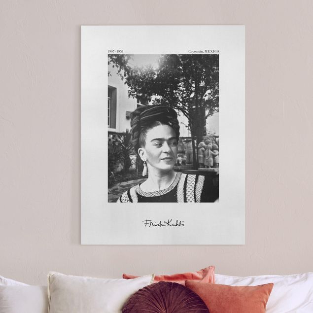 Stampe quadri famosi Ritratto fotografico di Frida Kahlo in giardino