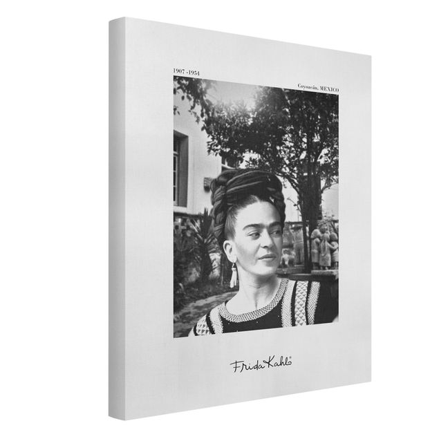 Riproduzioni quadri famosi Ritratto fotografico di Frida Kahlo in giardino