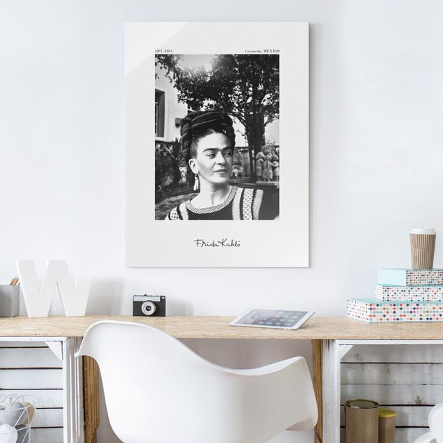 Quadri in vetro in bianco e nero Ritratto fotografico di Frida Kahlo in giardino