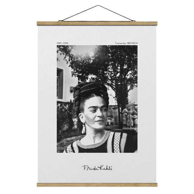 Riproduzioni quadri famosi Ritratto fotografico di Frida Kahlo in giardino