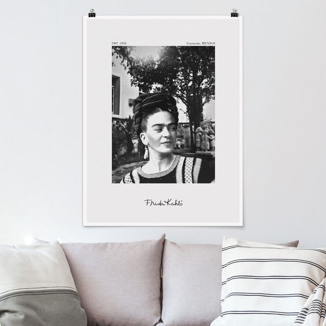 Riproduzioni Ritratto fotografico di Frida Kahlo in giardino