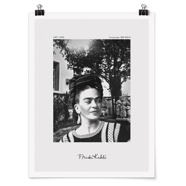 Riproduzione quadri famosi Ritratto fotografico di Frida Kahlo in giardino