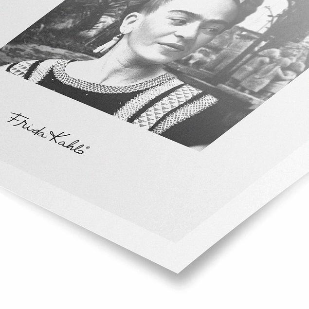 Poster bianco e nero Ritratto fotografico di Frida Kahlo in giardino