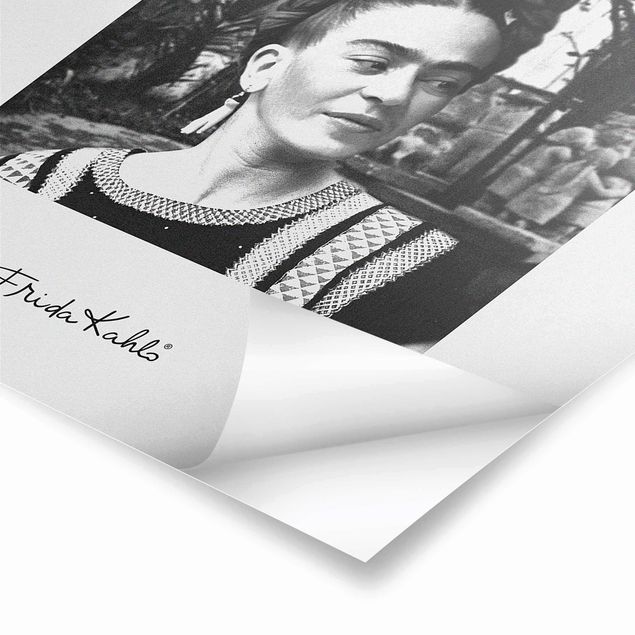 Stampe Ritratto fotografico di Frida Kahlo in giardino