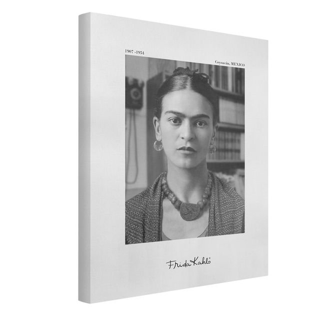 Riproduzione quadri famosi Ritratto fotografico di Frida Kahlo in casa