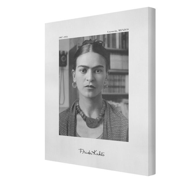 Stampe Ritratto fotografico di Frida Kahlo in casa