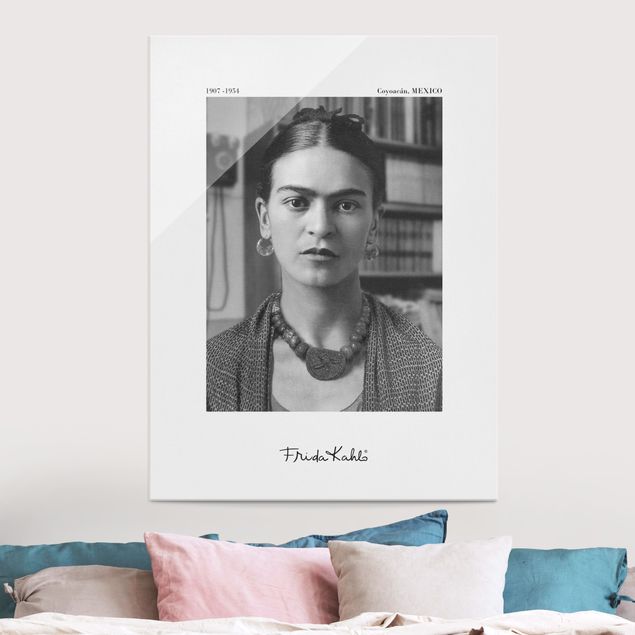 Stampe quadri famosi Ritratto fotografico di Frida Kahlo in casa