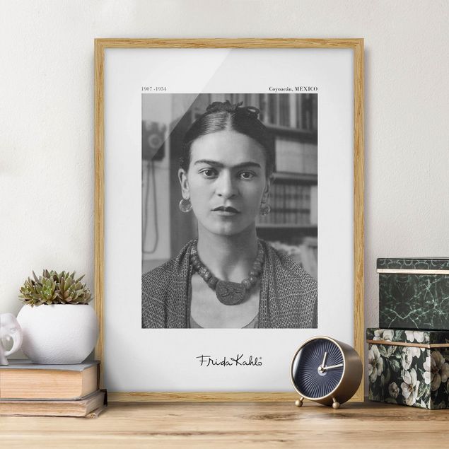 Stampe quadri famosi Ritratto fotografico di Frida Kahlo in casa