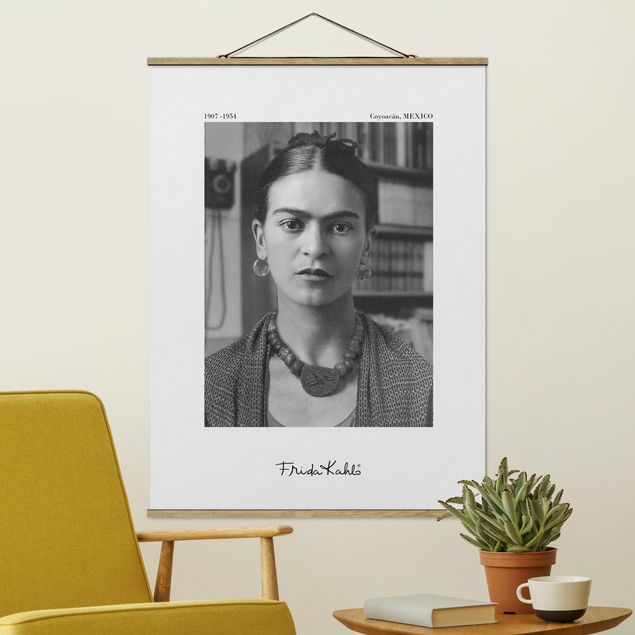 Riproduzioni quadri famosi Ritratto fotografico di Frida Kahlo in casa