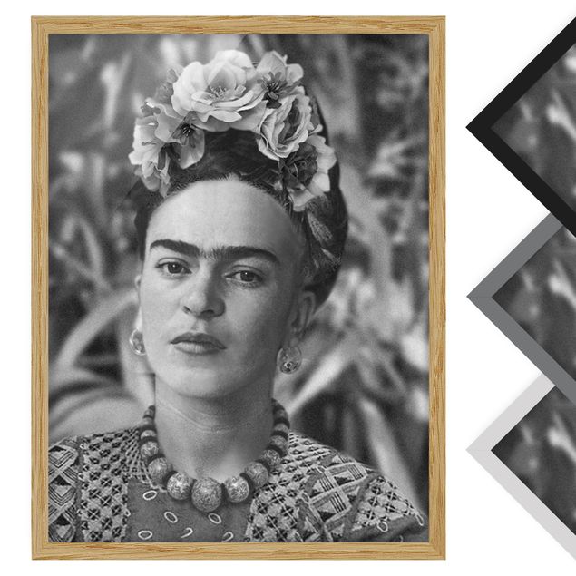 Stampe Ritratto fotografico di Frida Kahlo con corona di fiori