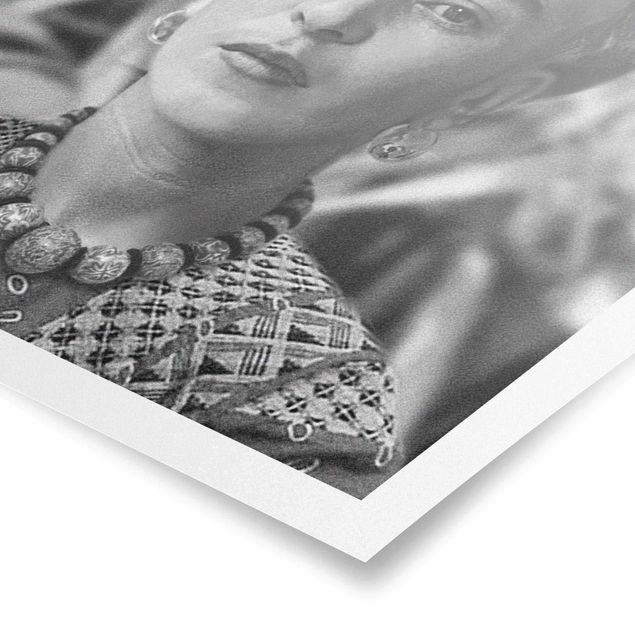 Poster bianco e nero Ritratto fotografico di Frida Kahlo con corona di fiori