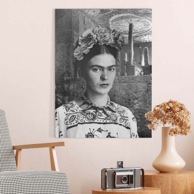 Riproduzioni Ritratto fotografico di Frida Kahlo davanti a un cactus