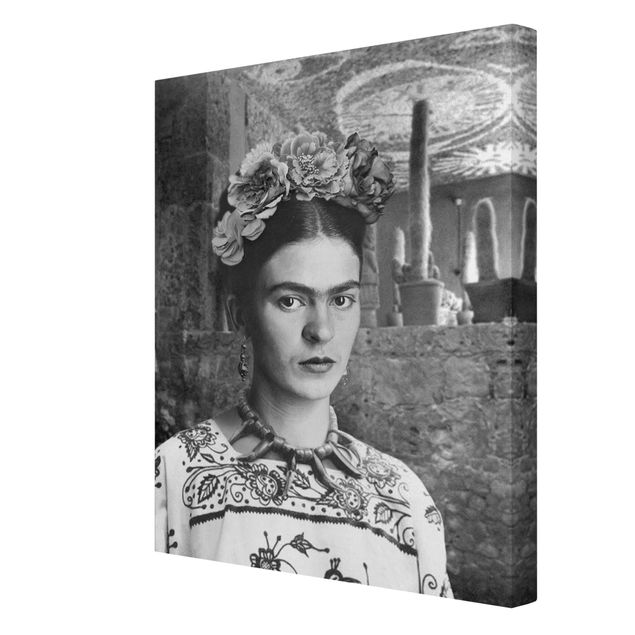 Stampe Ritratto fotografico di Frida Kahlo davanti a un cactus
