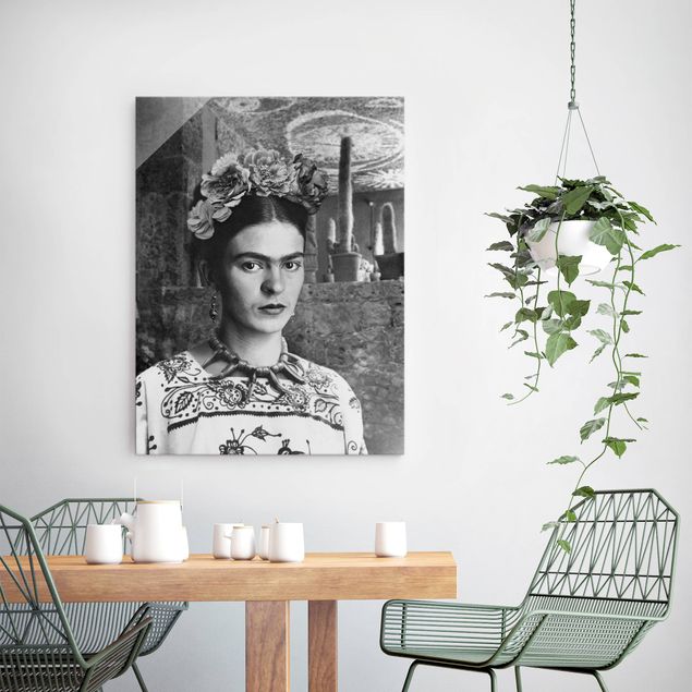 Quadri in vetro in bianco e nero Ritratto fotografico di Frida Kahlo davanti a un cactus