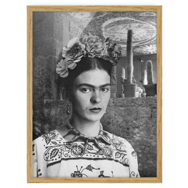 Quadri in bianco e nero Ritratto fotografico di Frida Kahlo davanti a un cactus