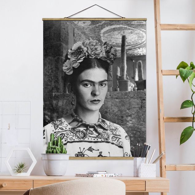 Riproduzioni quadri famosi Ritratto fotografico di Frida Kahlo davanti a un cactus