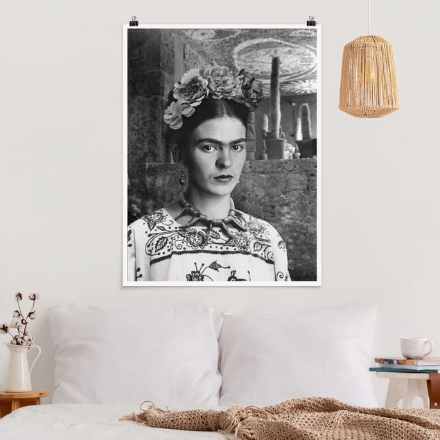 Stampe quadri famosi Ritratto fotografico di Frida Kahlo davanti a un cactus